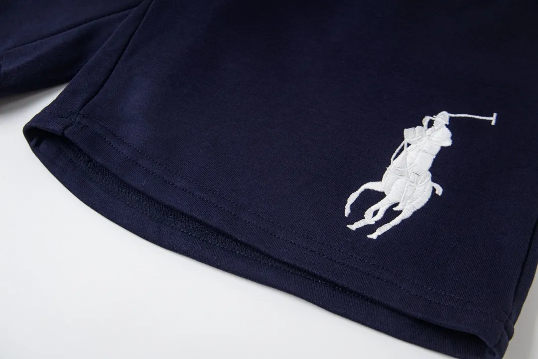 P140 Model No. 836 Ralph Lauren/Ralph Lauren Basic pony embroidered logo shorts for men and women. Pure cotton fabric. Easier to wear, more comfortable and less bulky than ordinary fabrics. Customized thread weaving and dyeing. Classic pony embroidery logo. Collar cross-threading details. Three-needle and five-thread workmanship throughout the body. Complete accessories. How to wear any trendy style. Easy to control. Match at will. Full of design, simple and must-have style! Color: Black White Navy Gray Size: S-XL